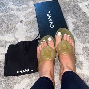Chanel flip flops 💛